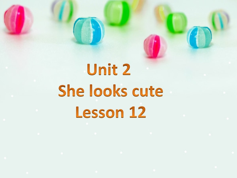 五年级上英语课件unit+2+she+looks+cute+lesson+12人教精通版.ppt_第1页